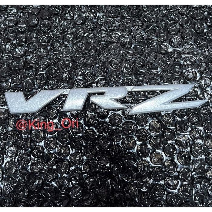 ￼Logo Emblem Bagasi Tulisan VRZ Merah Silver Hitam