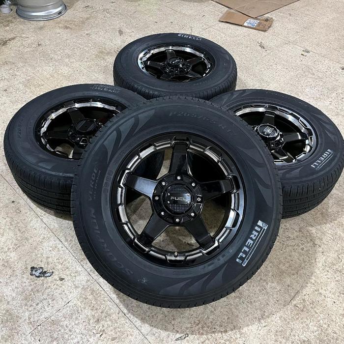 velg mobil bekas Pajero, Fortuner, velg fuel R17 pcd 6x139 dan ban pirelli ukuran 265 65 r17 thn 202