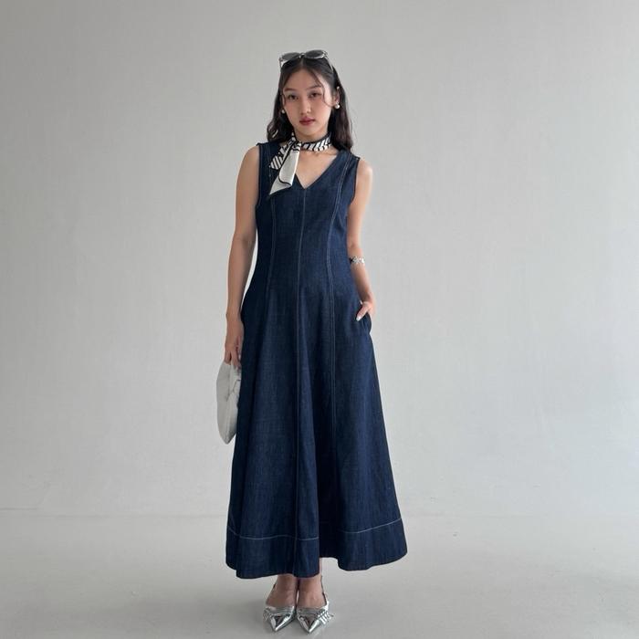 [WEARING INS] Elin Dress - Dress Wanita Denim V-Neck Sleeveless Long Midi Dress - Simple Casual Form