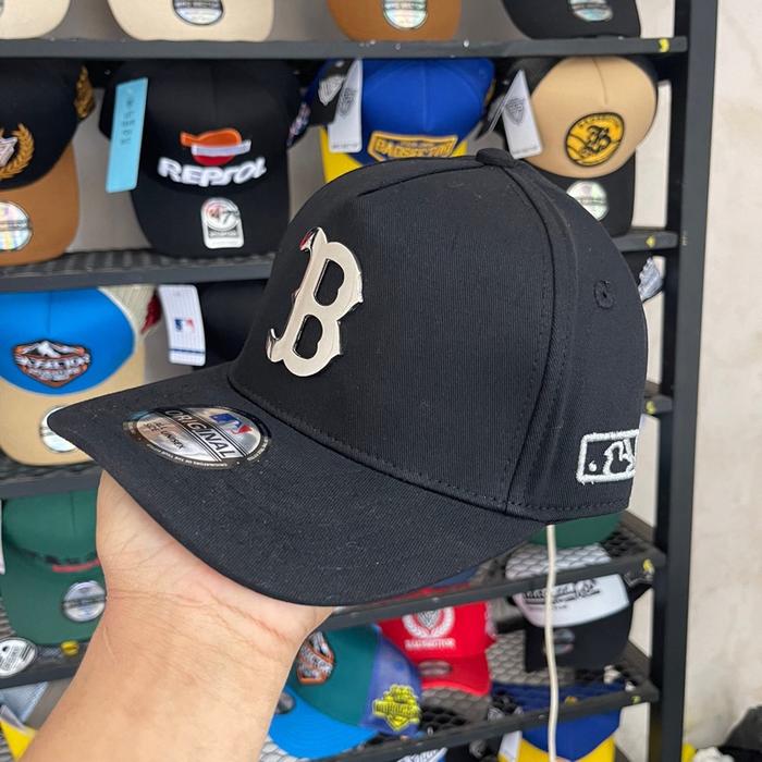 Topi Hitam Logo B Plat Besi Silver