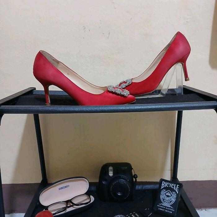 ManoLo Blahnik Hangisi 90 Satin Pumps With Jewelry Red Heels Original