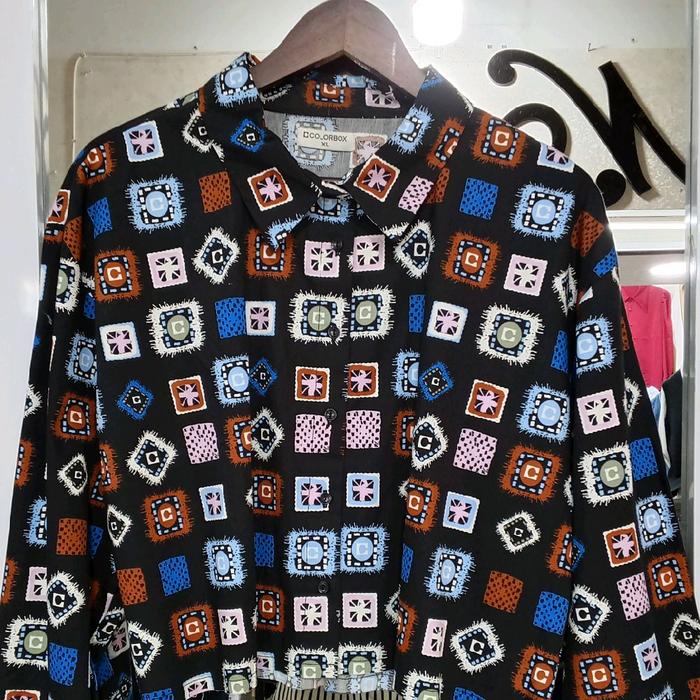 Kemeja Crop dengan Pola Kotak-kotak Warna-warni
