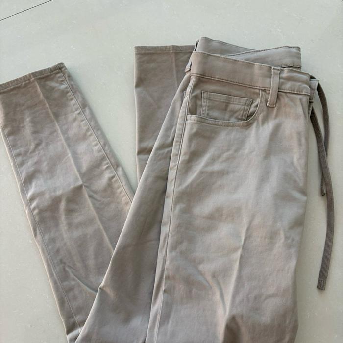 Chino Uniqlo pria slimfit second 100% original khaki - M