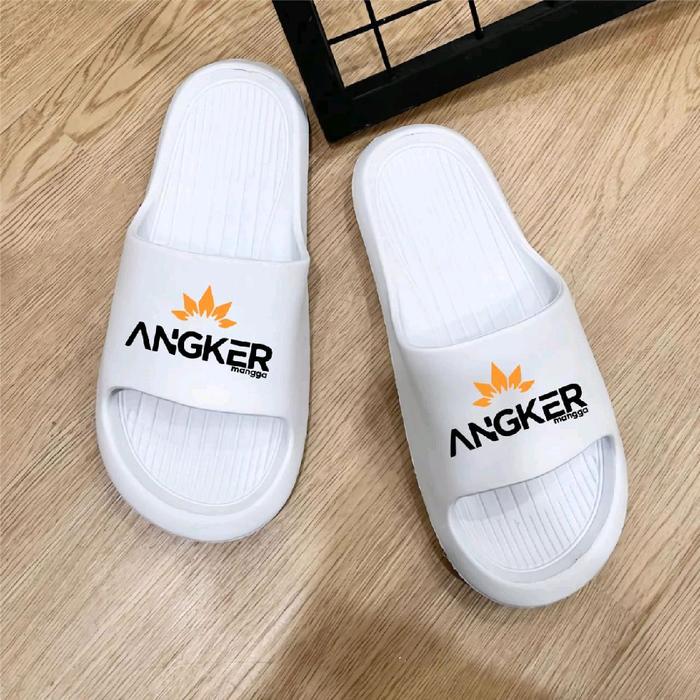 sandal slop bertuliskan angker mangga enak dan nyaman di pakai setiap hari dengan corak kuning