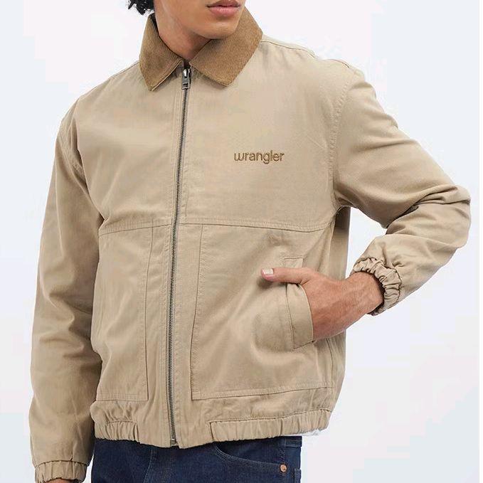 Wrangler Jaket Pria Bomber Wide Fit Original E003 Beige dengan Desain Klasik dan Nyaman
