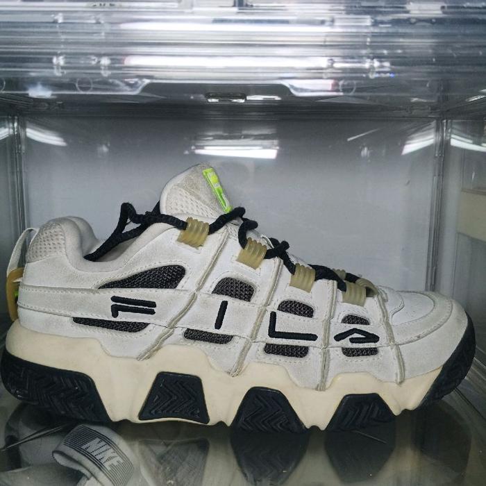 FILA Fusion Barricade Sepatu Sneakers Pria Model Iconic 96 Warna Putih Abu Tampilan Klasik dan Nyama