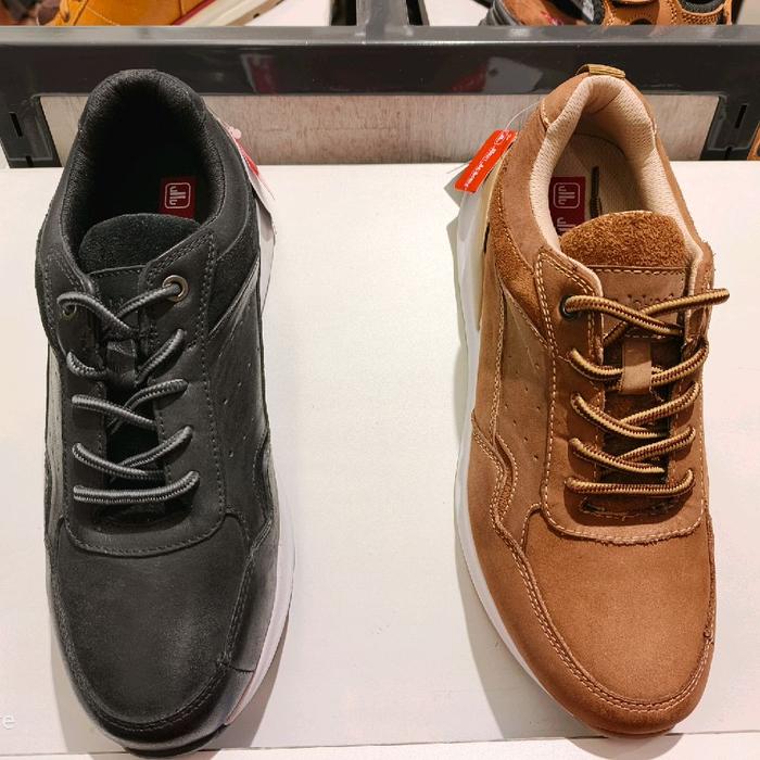 Sepatu kulit pria dari jim joker dengan varian 2 warna Beige , Black dengan berbahan kulit sapi deng
