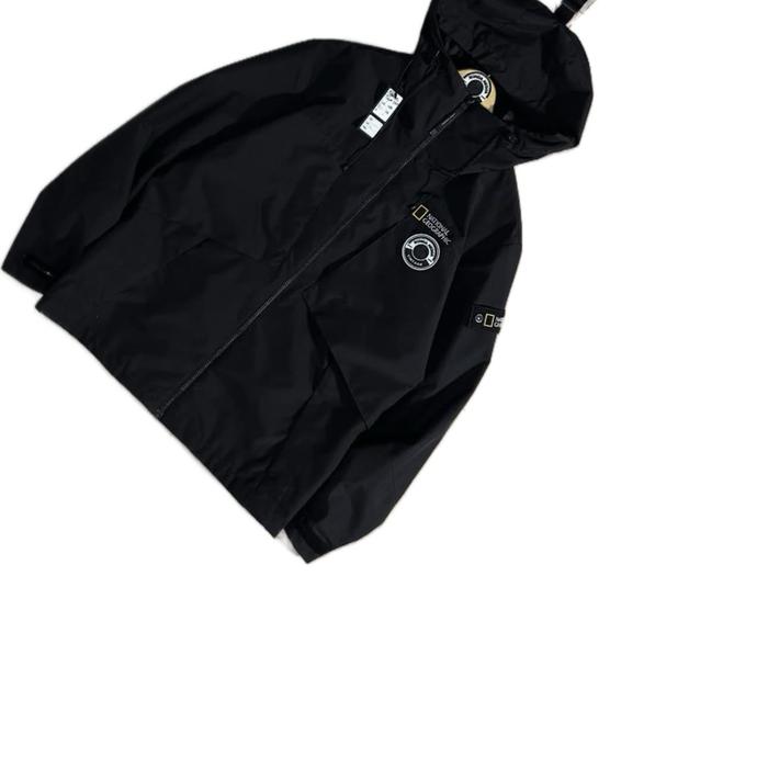 National Geographic Jaket Hitam untuk Outdoor dengan Desain Logo Khas