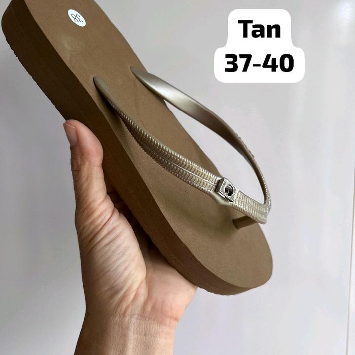 Terbaru  Short wedges hak spons 3cm Ada tulisan popits di talinya  Empuk persis aslinya Size 37-40  