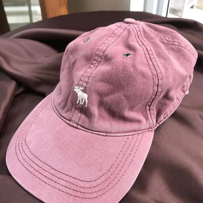 Abercrombie & Fitch Topi Baseball Warna Maroon dengan Logo Rusa Putih untuk Outdoor