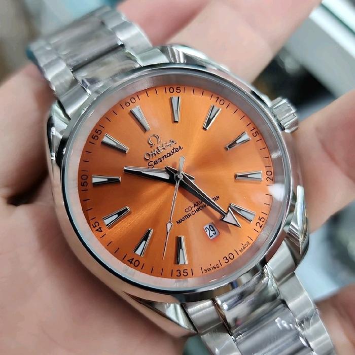 Ini adalah jam tangan Omega Seamaster Aqua Terra 150M Co-Axial Master Chronometer dengan dial oranye