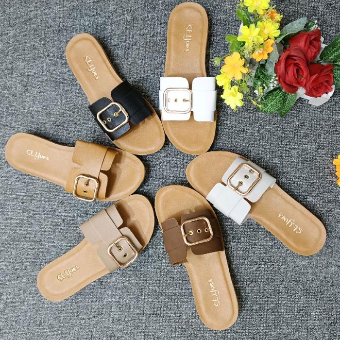 SENDAL SEPATU HARI KAMIS