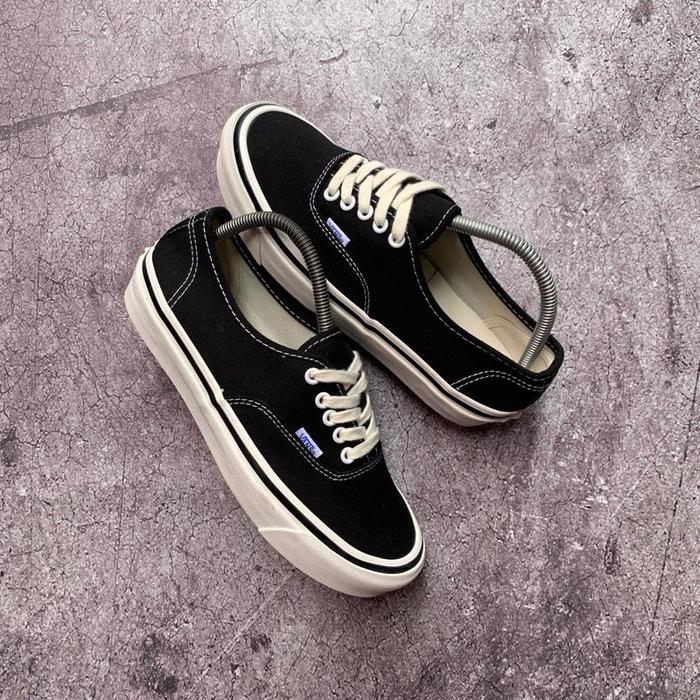 Vans Sepatu Authentic - Koleksi Footwear Collective - Warna Merah & Biru - Desain Klasik