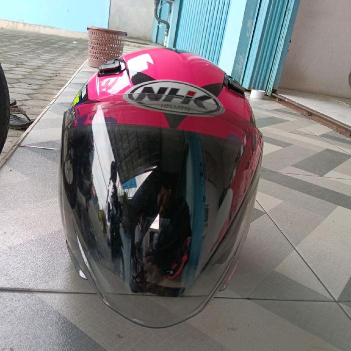 NHK Helm Motor Full Face Warna Pink dengan Desain Stylish dan Perlindungan Optimal untuk Keamanan Be