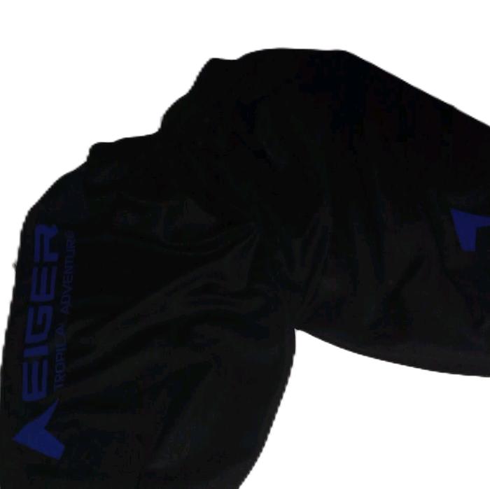 Eiger Celana Pendek Pria Hitam dengan Logo Eiger di Lengan