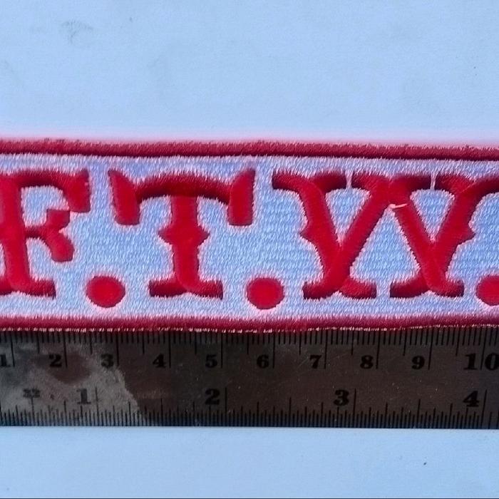 Patch Bordir Huruf F.T.W. β Emblem Persegi Panjang Merah PutihPatch Bordir Huruf F.T.W. β Emblem Per