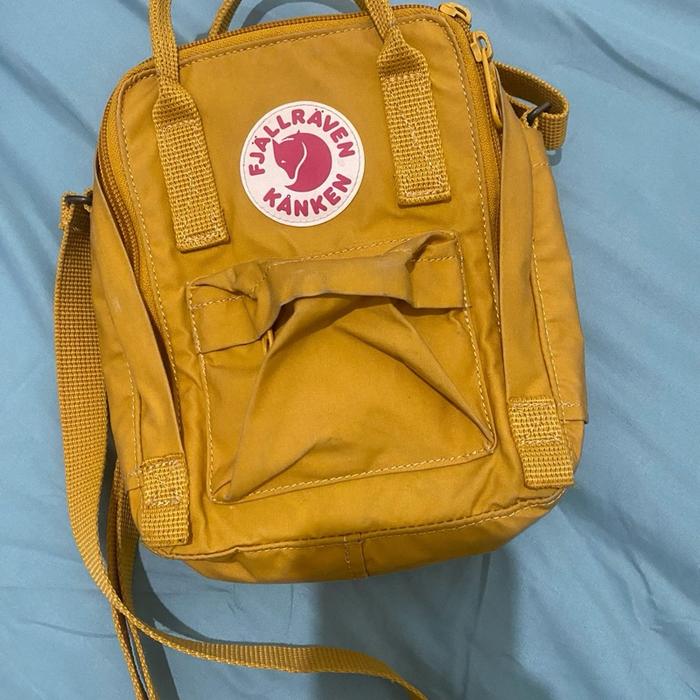 Fjallraven Kanken Tas Original Warna Kuning dengan Logo Merah dan Putih
