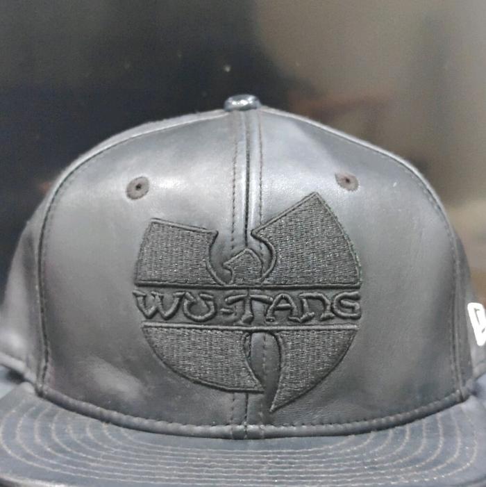 Topi Wu-Tang Snapback Hitam dengan Logo Embossed untuk Gaya Urban Anda