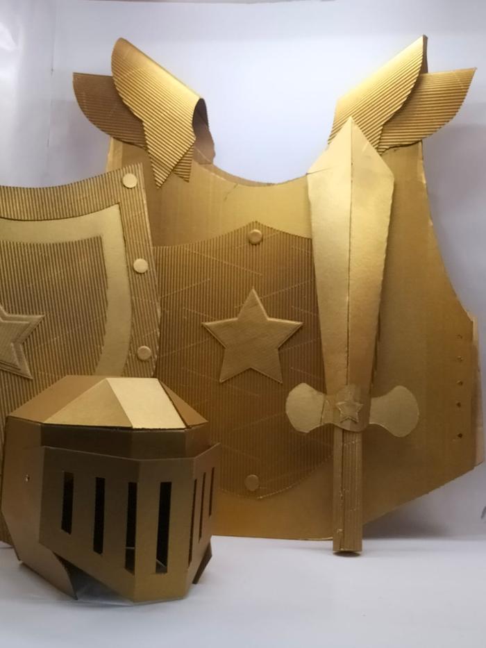 Kostum lengkap ksatria emas, kreasi DIY kardus full cat gold metalik berisi helm, pedang, tameng, da