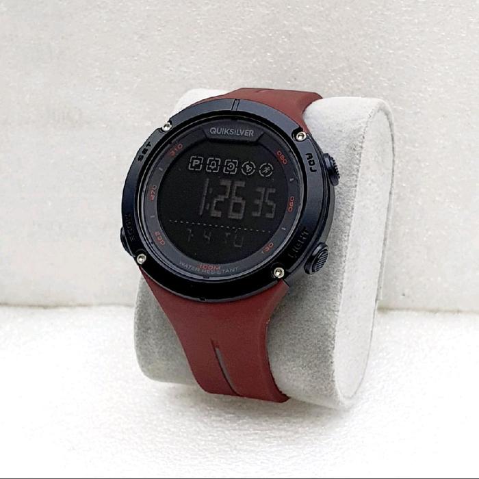 Quiksilver Jam Tangan Digital Pria dengan Tali Kulit Merah dan Tampilan Waktu Digital 12635