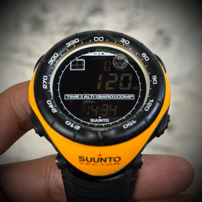 Suunto Vector Yellow Jam Tangan Rare Item dengan Fitur TIME ALTI BARO COMP Tampilan Digital Jelas
