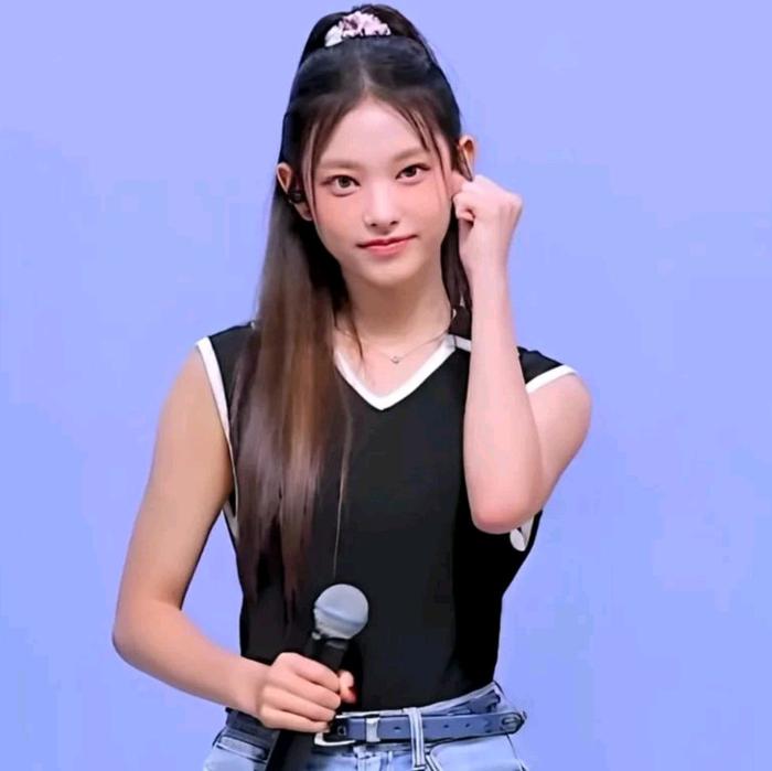 Haerin - NEWJEANS & Kazuha - LE SSERAFIM Black White List Collar Sleeveless Top