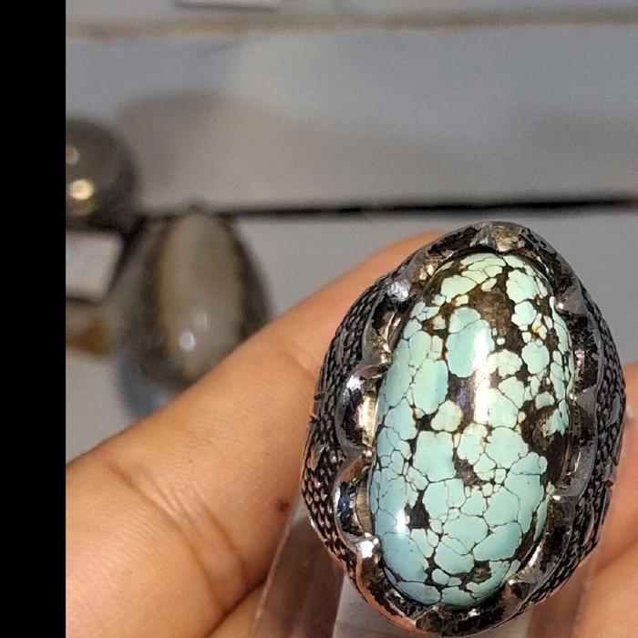 Batu Virus Hasil Alam Natural dengan Kualitas Premium Berwarna Biru Hijau dan Hitam