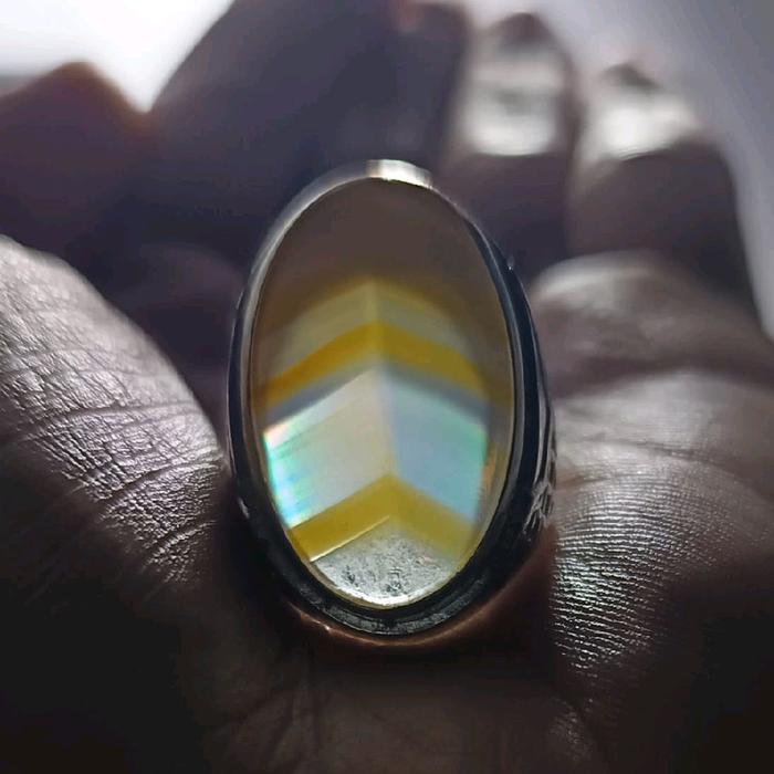 Cincin Akik Junjung Derajat Pelangi dengan Desain Elegan dan Detail Ukiran Halus untuk Tampilan Mewa