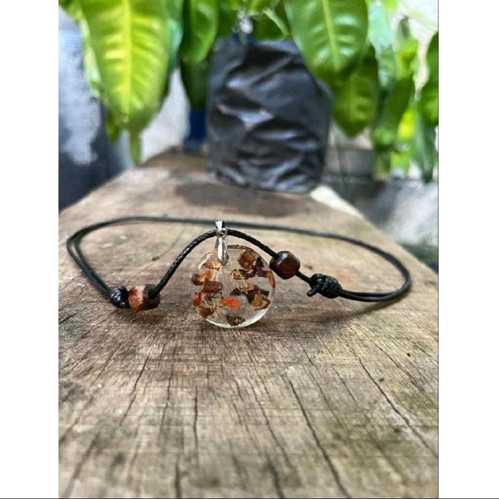Kalung Sambetan Dlingo Bengle dengan Desain Unik dan Tali Hitam yang Nyaman untuk Dipakai Sehari-har