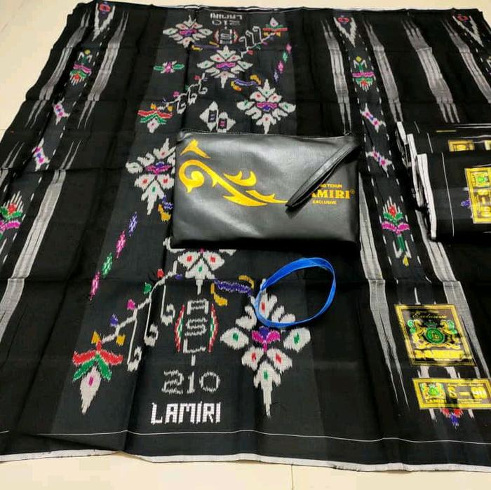 LAMIRI M.G.T Kain Batik Hitam dengan Motif Etnik dan Tas Kecil Hitam untuk Koleksi Fashion