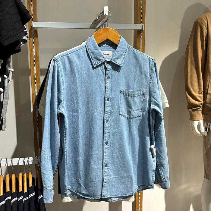 3second men's hp-S041225111BR Kemeja denim Biru Muda dengan Kancing dan Saku Depan reguler fit pria 