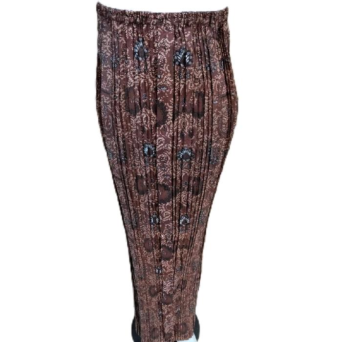 Rok Wiron dengan Desain Bunga dan Warna