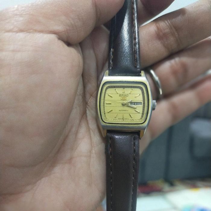 Seiko Jam Tangan Cewek 5 Automatic dengan Tali Kulit Cokelat dan Desain Elegan