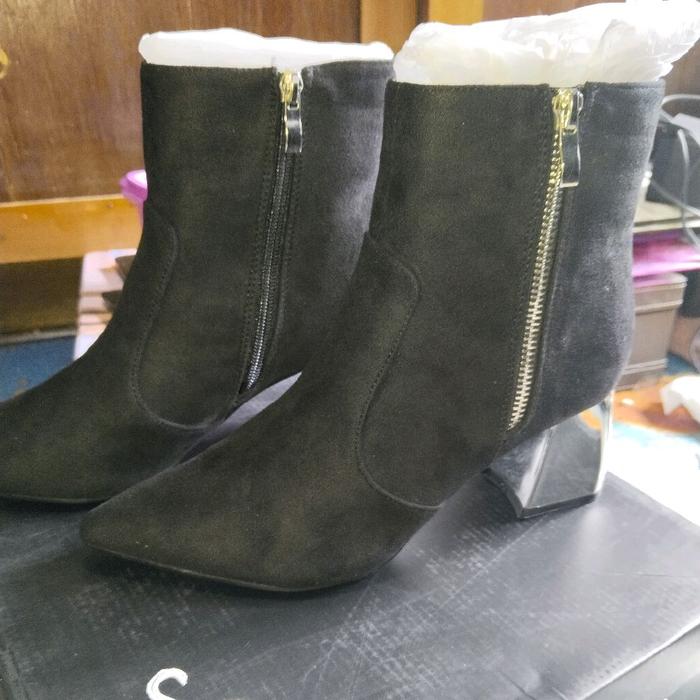 Sepatu Boots Something Borrowed no 38 dengan Desain Elegan dan Nyaman untuk Penggunaan Sehari-hari