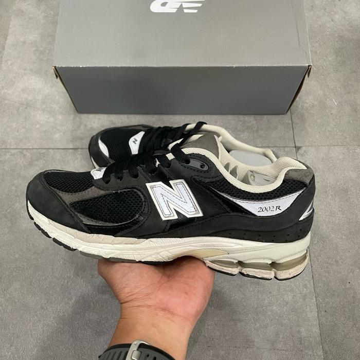 Nb 2002R Black Castlerock #W338