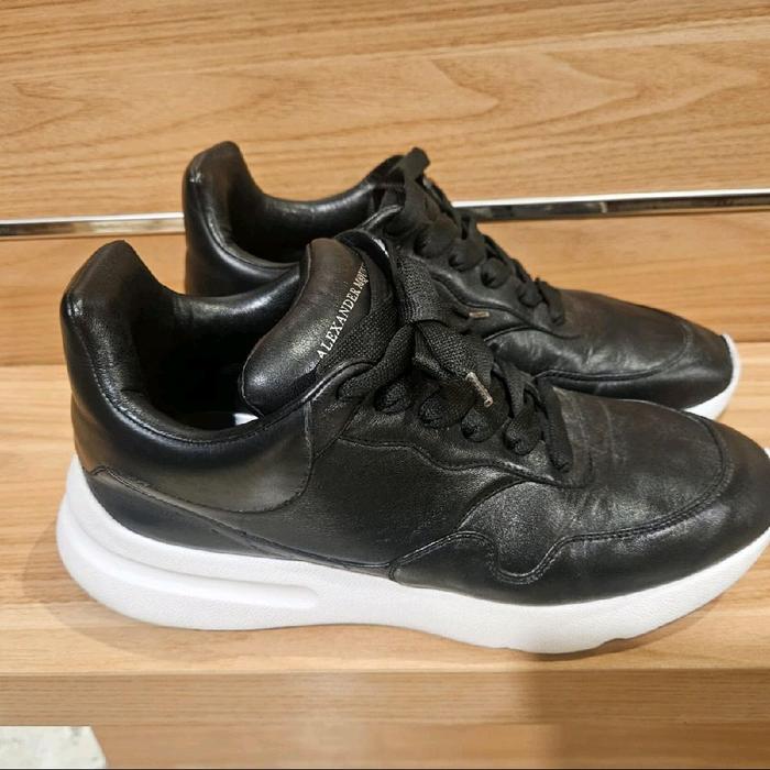 Alexander McQueen black leather sneakers di jual shoes only di jamin 100% original