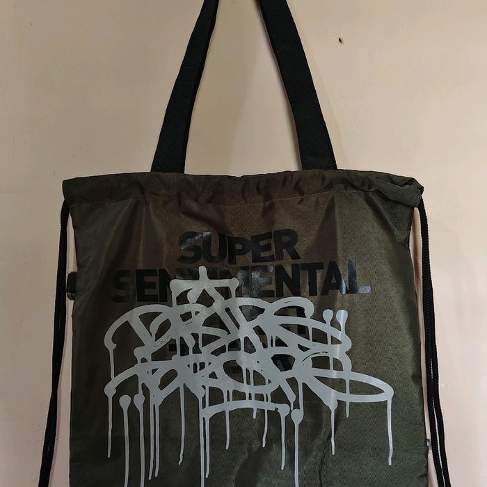 tas dripsndrops x ssst id hijau, tulisan grafiti