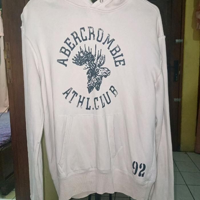 Abercrombie Hoodie Athl Club 92 Putih dengan Desain Rusa dan Logo Klasik