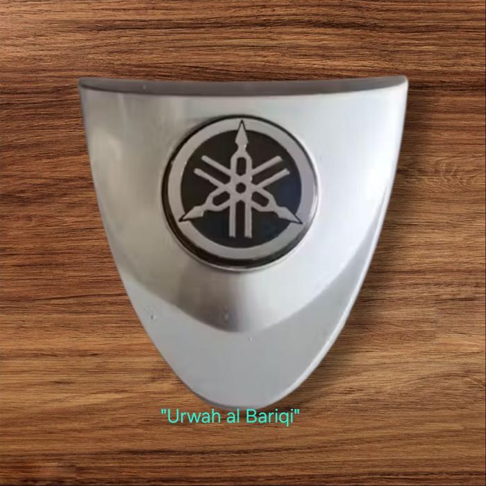 Emblem panel panel depan yamaha fiz r vega lama sliver.