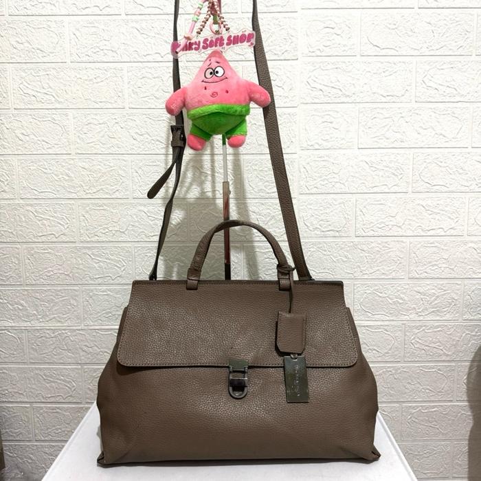 Tas sling bag kulit asli. Tas selempang h by ekatrina. Tas slinh prelop. Coklat susu coksu