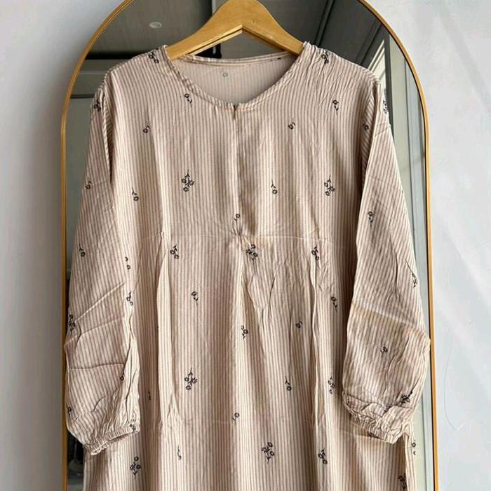 Gamis Rayon dengan Desain Bunga dan Garis Vertikal