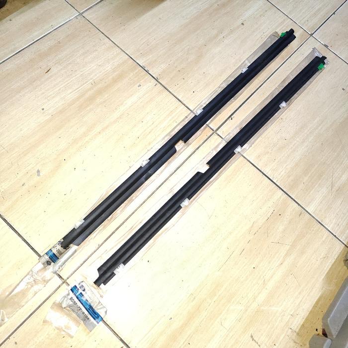 Ford / Mazda Genuine Parts Pelipit Pintu Luar Mazda 323 Trendy / Laser KI1