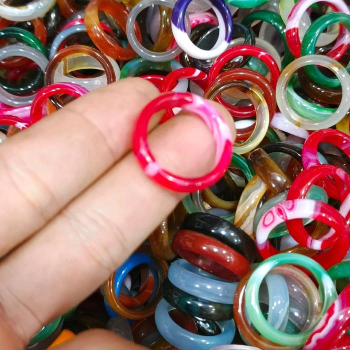 cincin giok merah dan wanita