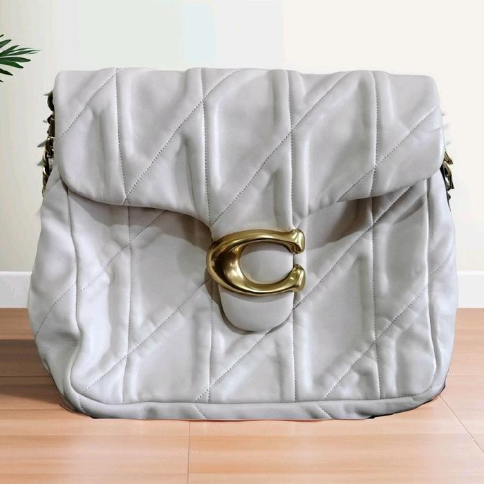 Coach Preloved Kulit Selempang Wanita dengan Riwayat Penggunaan Terbatas dan Kondisi Layak Dimiliki 