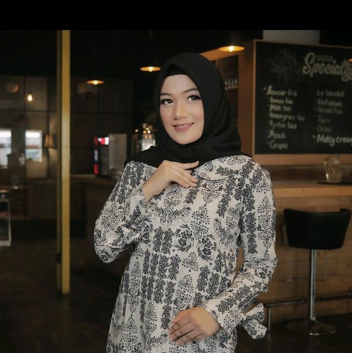 Atas katun rayon corak hitam putim elegan.