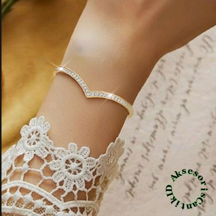 {Beli 1 Bonus1 Random} Gelang Titanium Wanita Premium Flat V Line – Lapis Emas 22K  Gold – Inlay Per