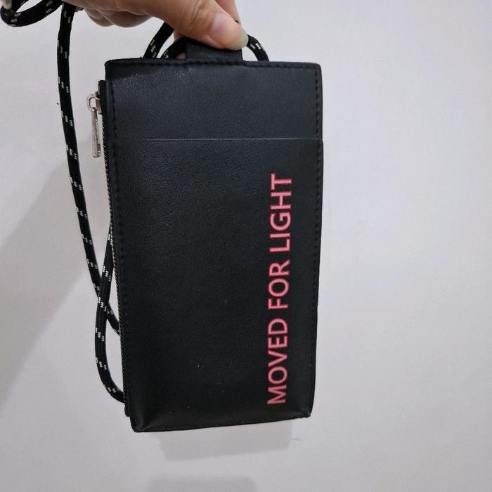 Tas Selempang Hitam Moved for Light dengan Tali Panjang dan Desain Minimalis untuk Gaya Modern