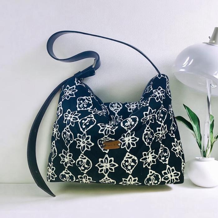 Tas batik gonggong  batam bahan  kain dengan bentuk legan