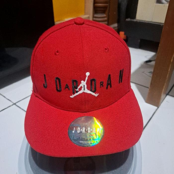Air Jordan Topi Anak Original Youth Merah dengan Logo Putih dan Stiker Hologram