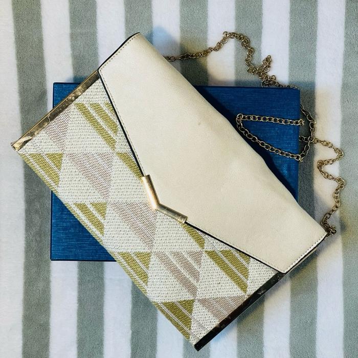 Preloved Berrybenka Tas Slempang Wanita Kondisi 95% dengan Desain Geometris dan Tali Rantai